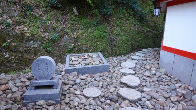 飛び石の通路が続く