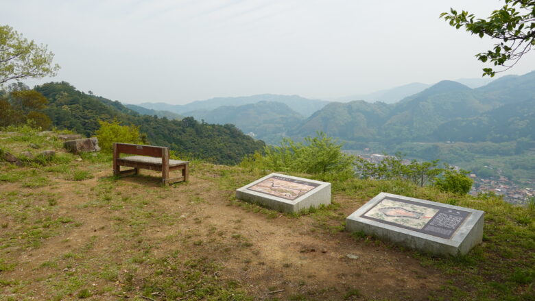 ベンチに座りながら、眼下の景色を楽しもう
