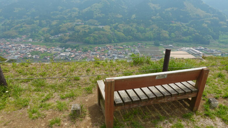 備え付けのベンチに座って絶景を楽しむ