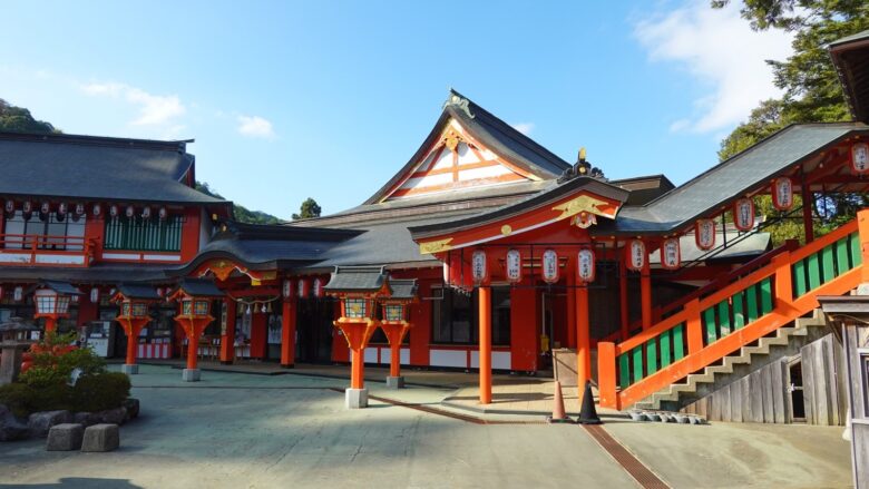 社務所(左)、儀式殿(右)