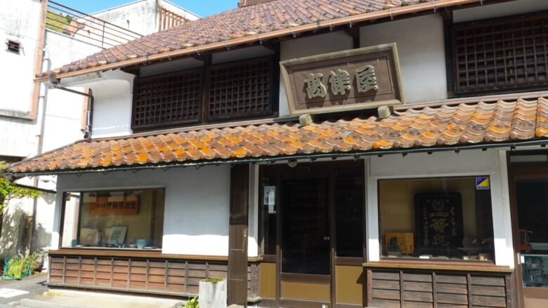 「高津屋」の建物に趣きを感じる