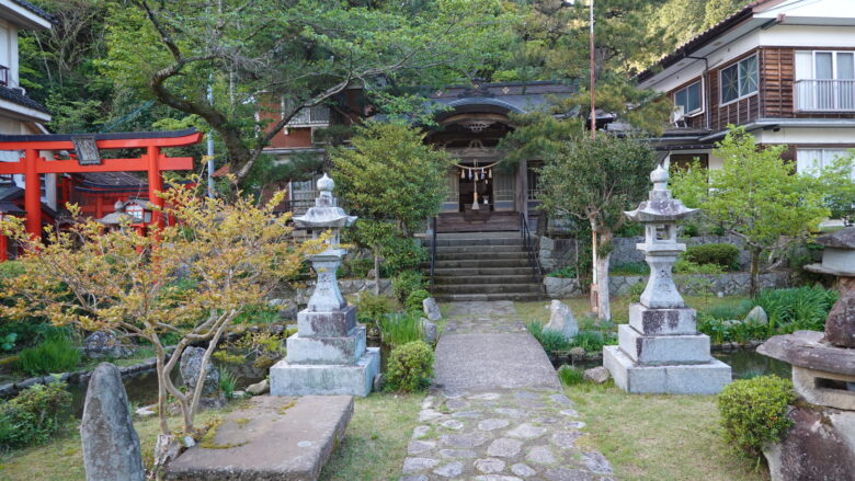 太皷谷稲成神社の隣に鎮座する総霊社、華やかな太皷谷稲成神社とは対照的に落ち着いた雰囲気