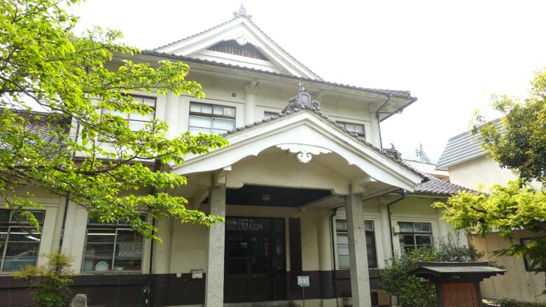 津和野町郷土館、津和野の町によく似合うレトロな外観がいい感じ