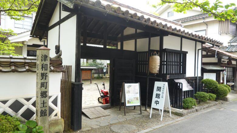 津和野町郷土館の入口に建つ門、赴きを感じるぞ