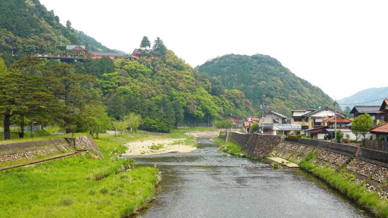 津和野川を望む、山上には華やかな太皷谷稲成神社が見える