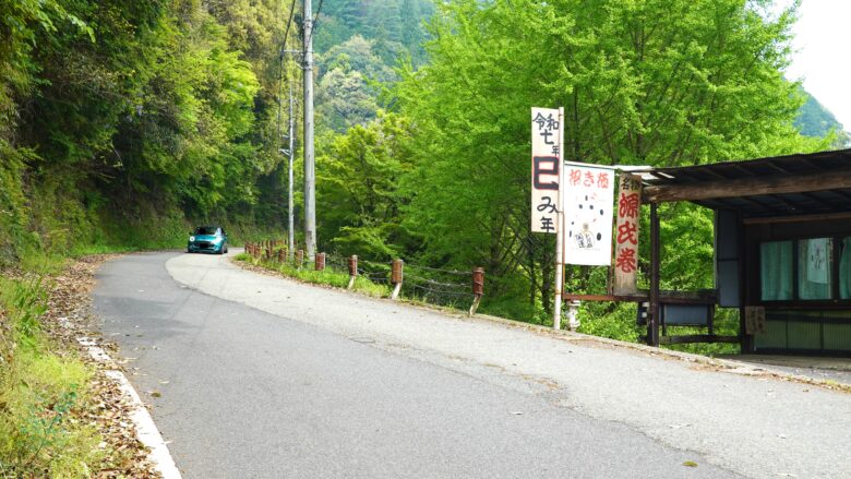 麓から観光リフト乗り場までは急坂が続く
