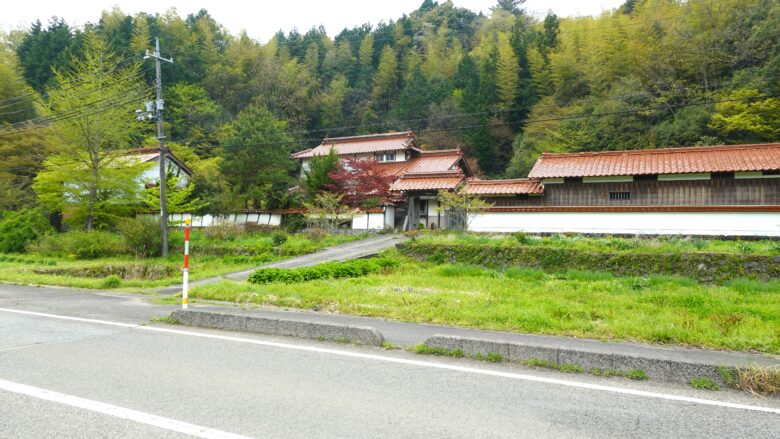 石州瓦の住宅はインパクトがあるな