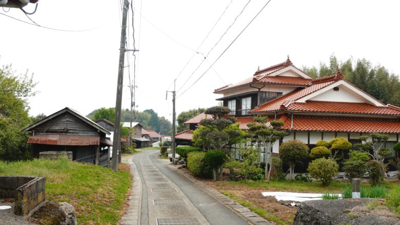 住宅が建ち並ぶ生活道路を走る