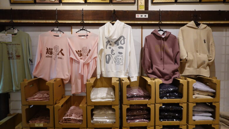 猫のデザインをあしらったTシャツがあるぞ