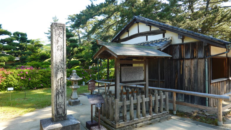 松下村塾の周囲には、松下村塾の案内板や碑があるぞ