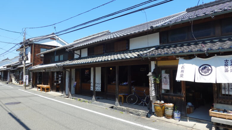 歴史を感じさせる町並みが続く