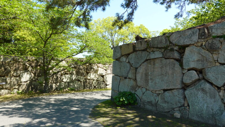 南門跡付近にある枡形の石垣