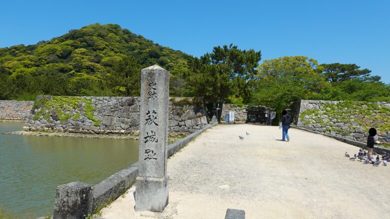 橋を渡り園内へ入ろう