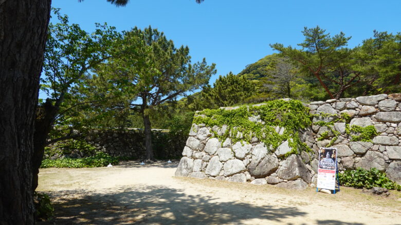 指月公園料金所のそばにある石垣