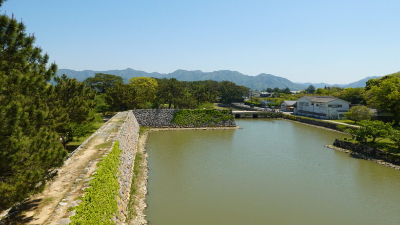 橋を渡り、萩城跡へ登城する人たちに手を振ってみよう