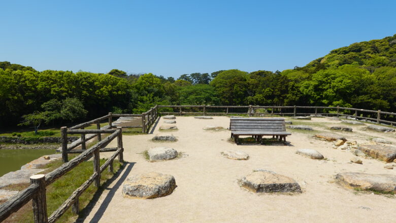 天守の礎石がいっぱい