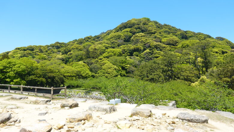 指月山の山頂には、萩城の詰丸の遺構があるぞ