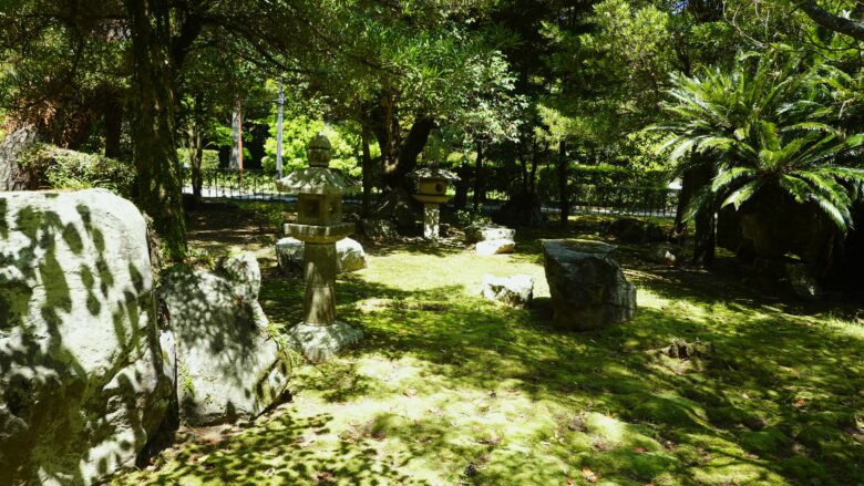 小さな庭には灯籠や置石などが配置されている