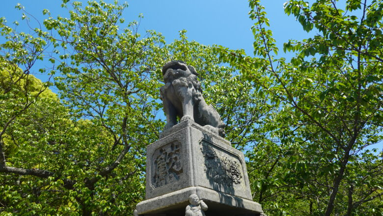 狛犬の台座に注目！