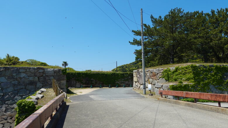 東門跡、奥は右折れの桝形虎口のようだ