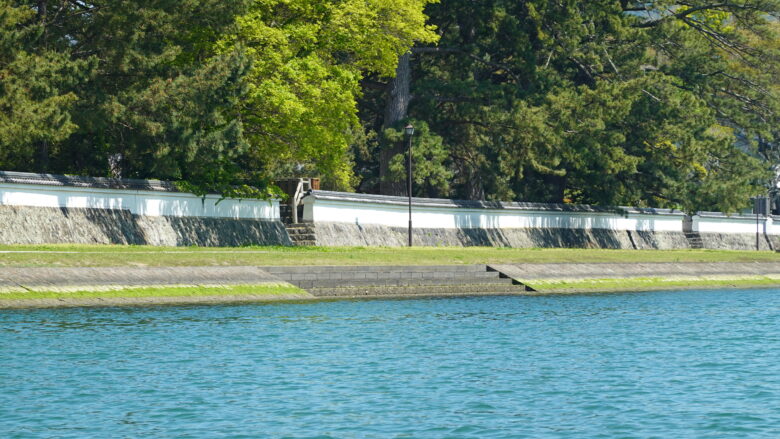 松林と長い石壁のコラボ