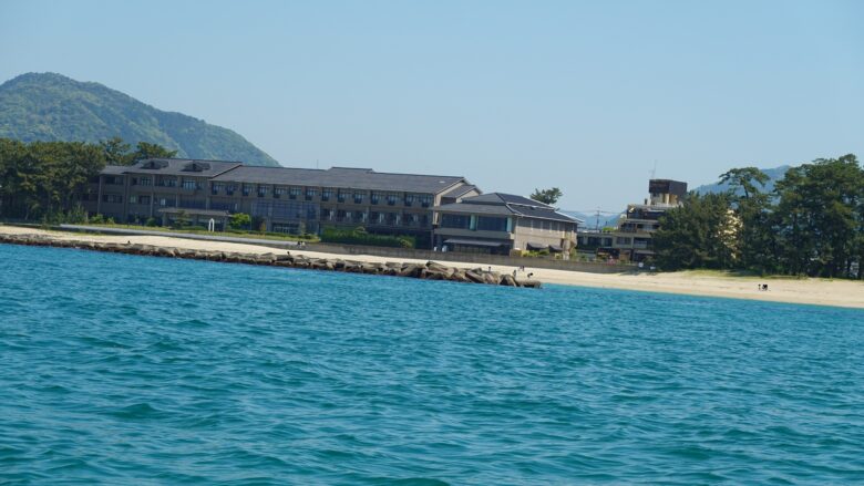 菊ヶ浜にはリゾートホテルが建っているぞ