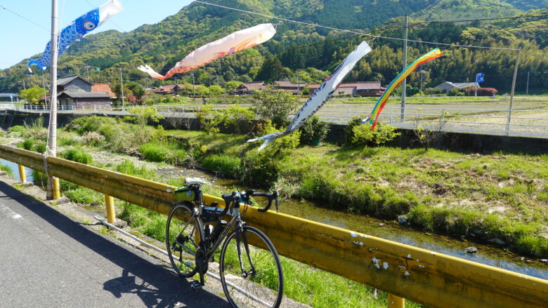 鯉のぼりの川渡し
