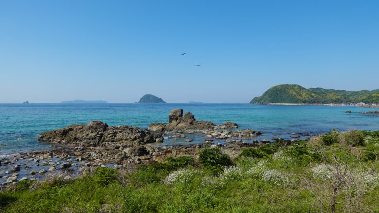 海に浮かぶ奇岩がいいアクセントになっている