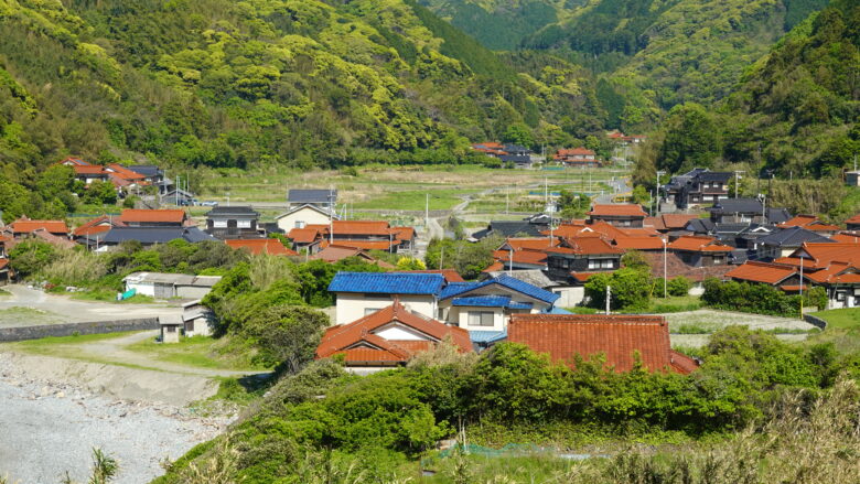 石州瓦の住宅が建ち並ぶ風景
