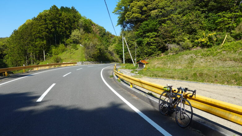 ミカン色のガードレールを見ると、山口県にいることを実感する