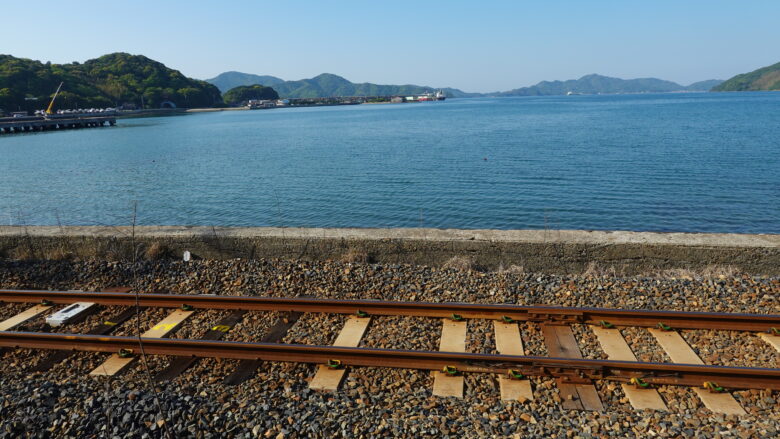 海の真横に整備された線路がいい感じ