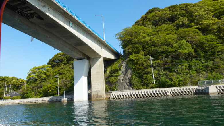 青海大橋の下をくぐり抜ける