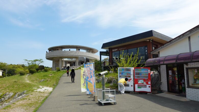 展望台(正面)、Karstar(展望台の右隣)、お土産屋(一番右)