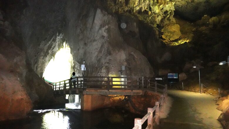 秋芳洞正面入口へ入り振り返る