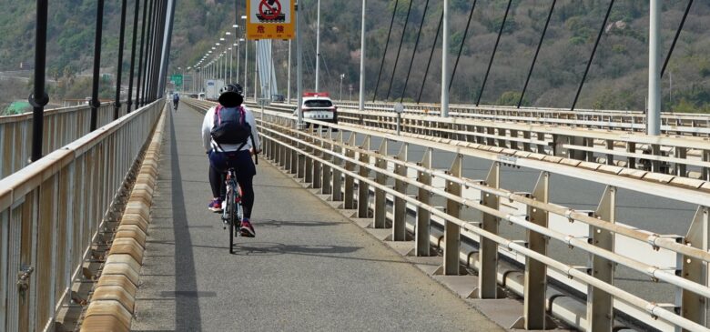 バックバックを背負って自転車で走る
