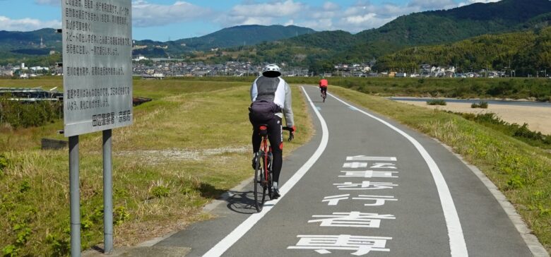 ヒップバッグを身につけて自転車で走る