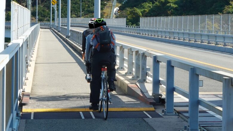 バックパックを背負って自転車で走行する