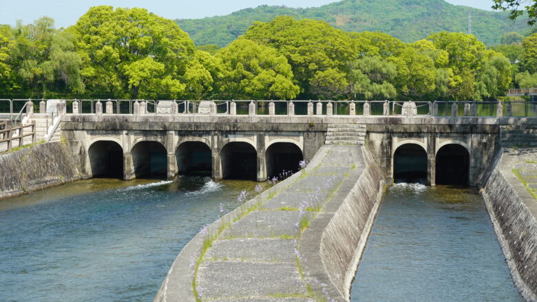 高梁川東西用水取配水施設(南配水樋門)、正面からの景観が実に絵になる