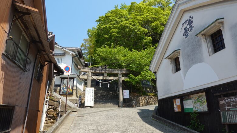 奥に見える鳥居は、阿智神社の東参道の入口だ
