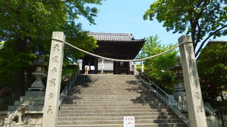 厄除坂の先に見えるのは・・・