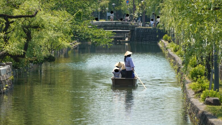おっ、川舟流しだ、いいですね