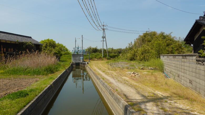 おっ、水路を発見、奥には水門があるぞ