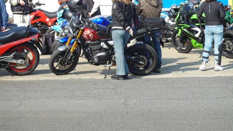 自転車だけでなくバイクも多い