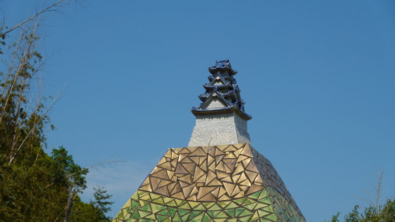 ピラミッドの先端にはお城の天守があるぞ