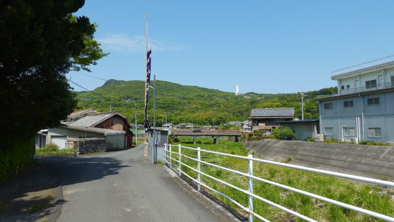 伝法川沿いの道を進む