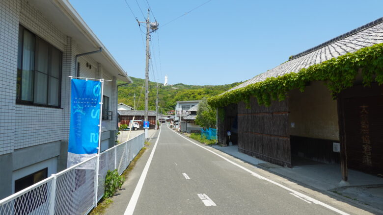 右側の建物がアート作品「黄金の海に消えた船」の展示場