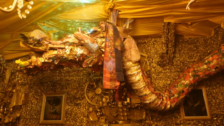 目が光る黄金の龍がいるぞ