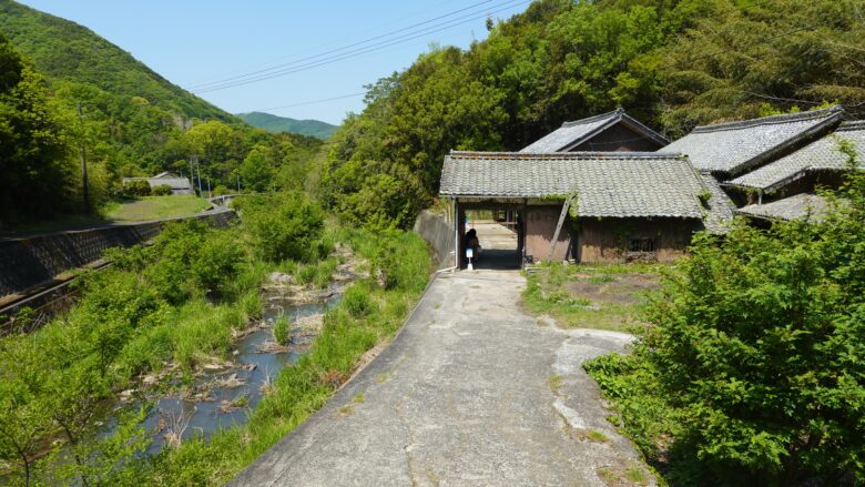どうやら奥にある建物が展示場のようだ