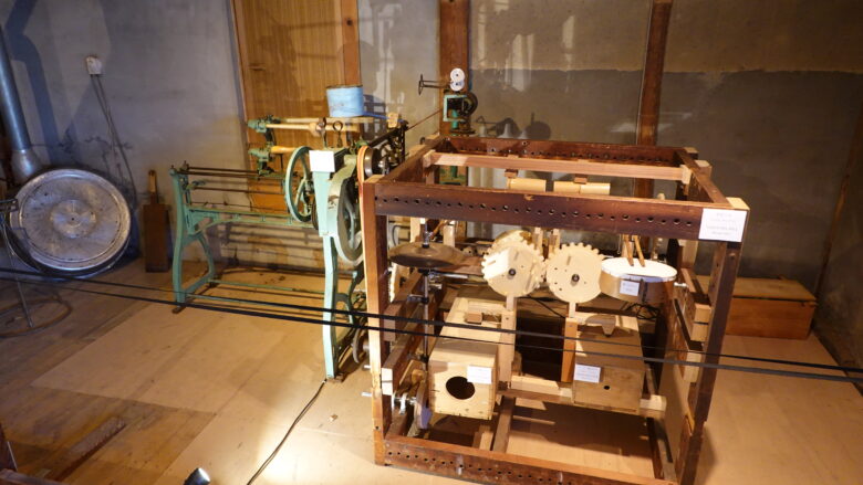 そうめんを作る道具が使われた装置