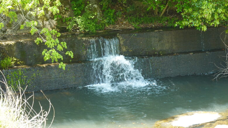 湧水がほとばしる!